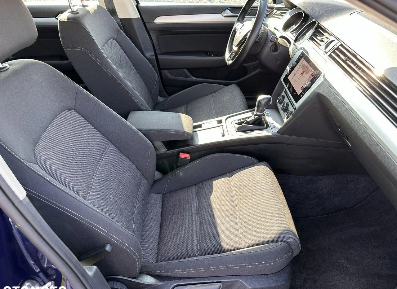 Volkswagen Passat cena 77900 przebieg: 130000, rok produkcji 2019 z Wojkowice małe 301